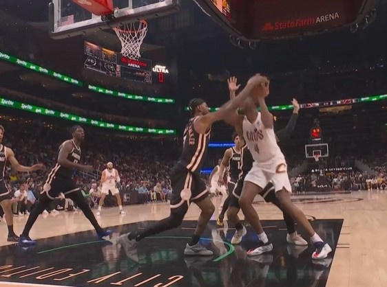 配股票配资网 寸土不让！沃克切球被吹犯规 老鹰挑战再成功取消犯规还拿到球权